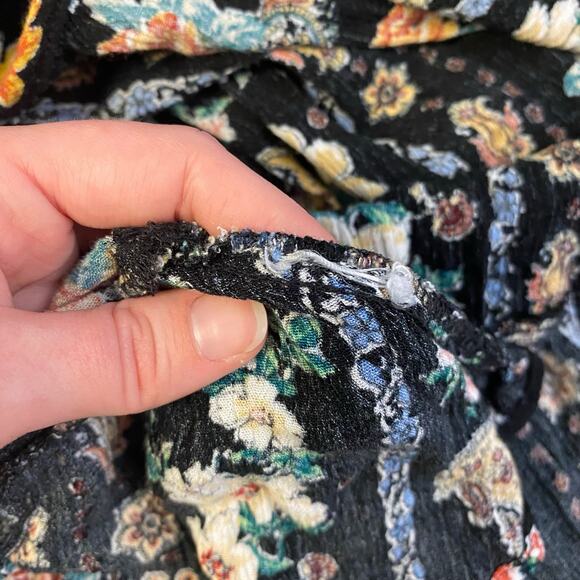 Gypsies & Moondust Cold Shoulder‎ Top Womens Size L Black Floral - Picture 7 of 7